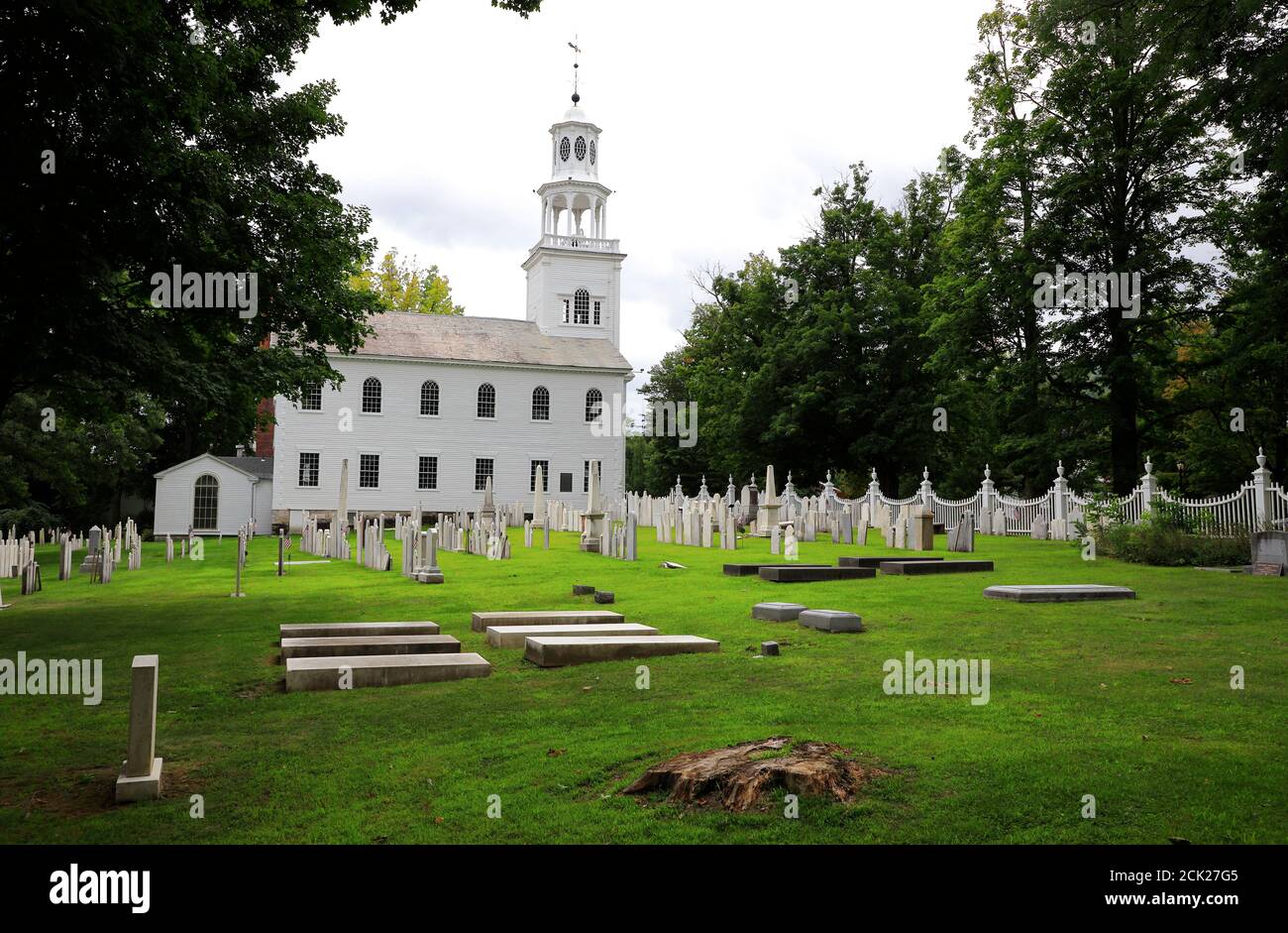 Erste Gemeinde Kirche von Bennington mit Old Bennington Friedhof in Vordergrund.Alt Bennington.Bennington.Vermont.USA Stockfoto