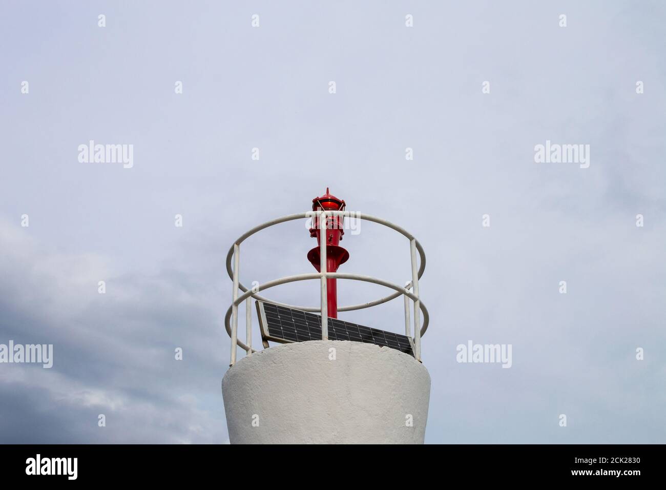 Solarbetriebener Leuchtturm, Solarbatterie im Leuchtfeuer Stockfoto