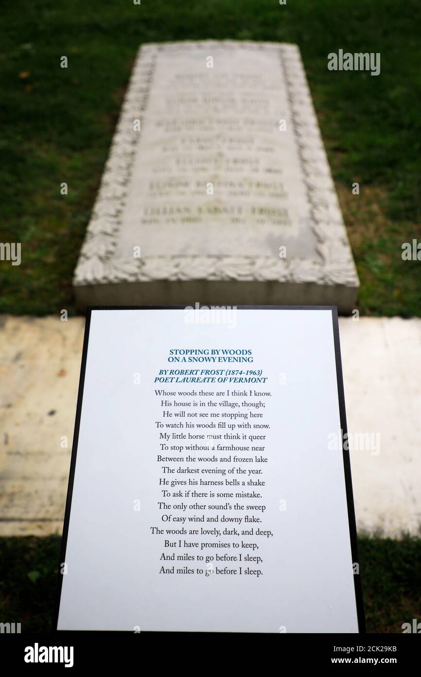 Das Gedicht von Robert Lee Frost vor Grab seiner Familie in Bennington Old Cemetery.Old Bennington.Bennington.Vermont.USA Stockfoto