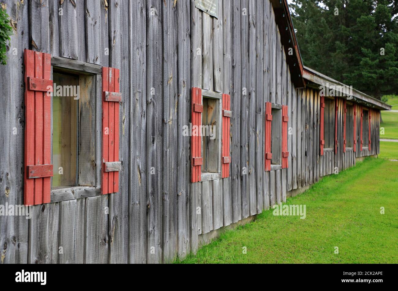 Ein rustikales Scheunenhaus mit roten Fensterläden.Bennington.Vermont.USA Stockfoto
