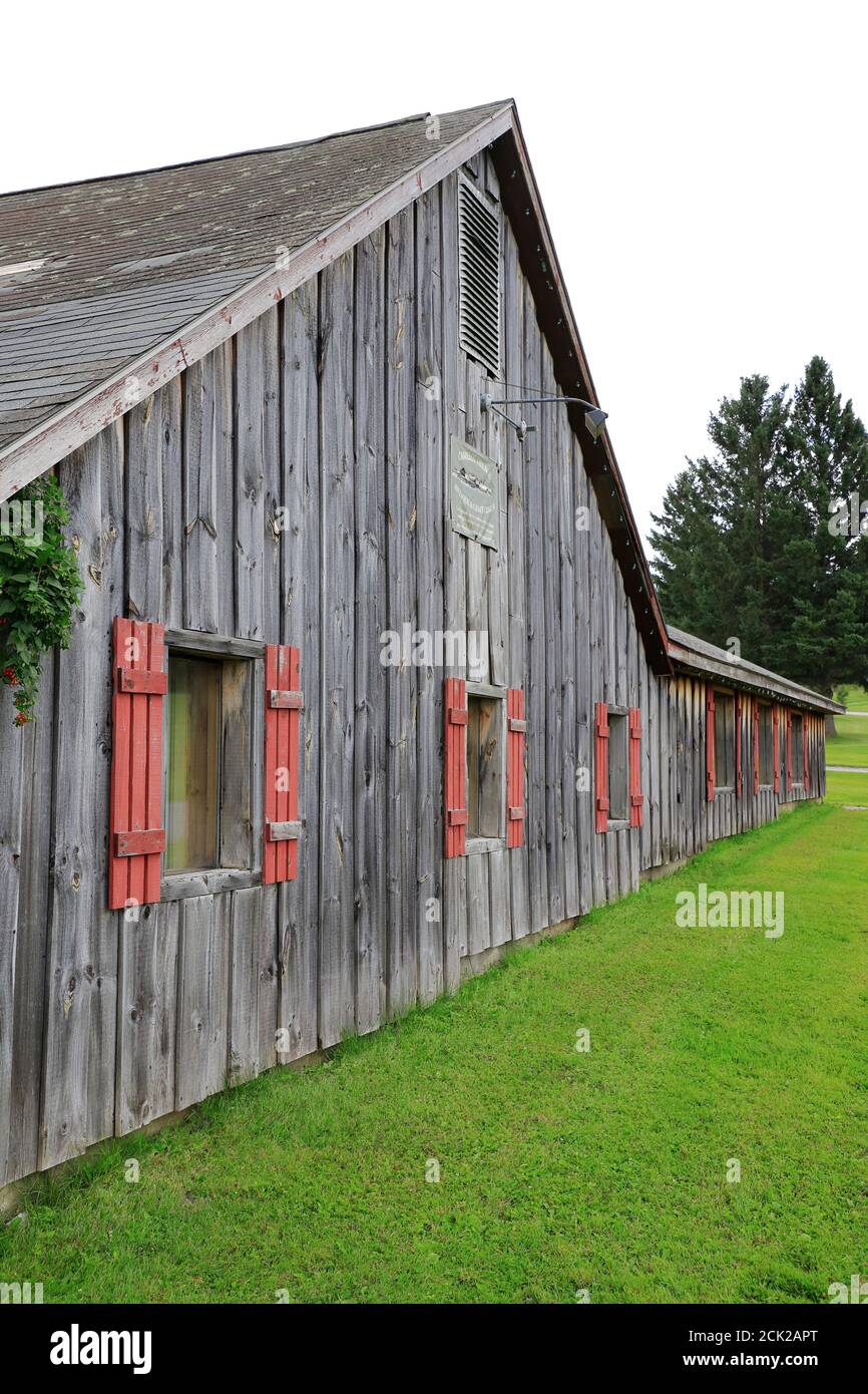 Ein rustikales Scheunenhaus mit roten Fensterläden.Bennington.Vermont.USA Stockfoto