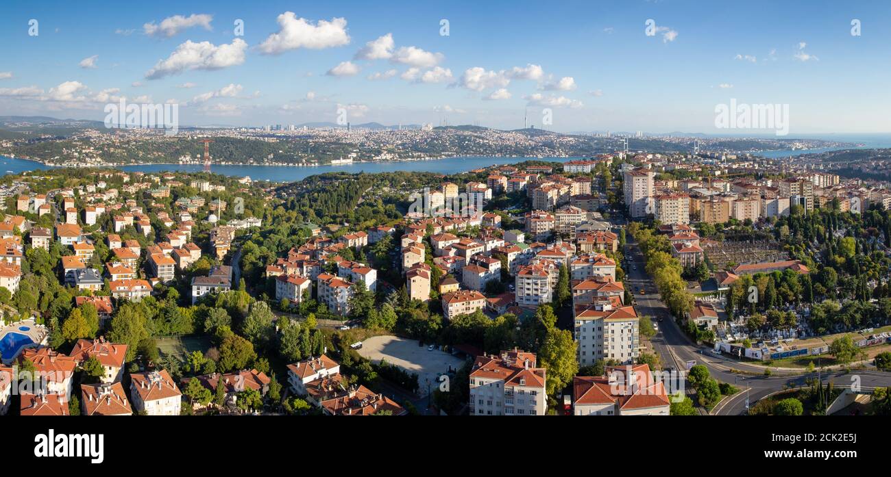 Hochwinkel-Luftpanorama von Häusern in der Etiler Region Besiktas Bezirk und Bosporus im Hintergrund, Istanbul, Türkei am 5. September 202 Stockfoto
