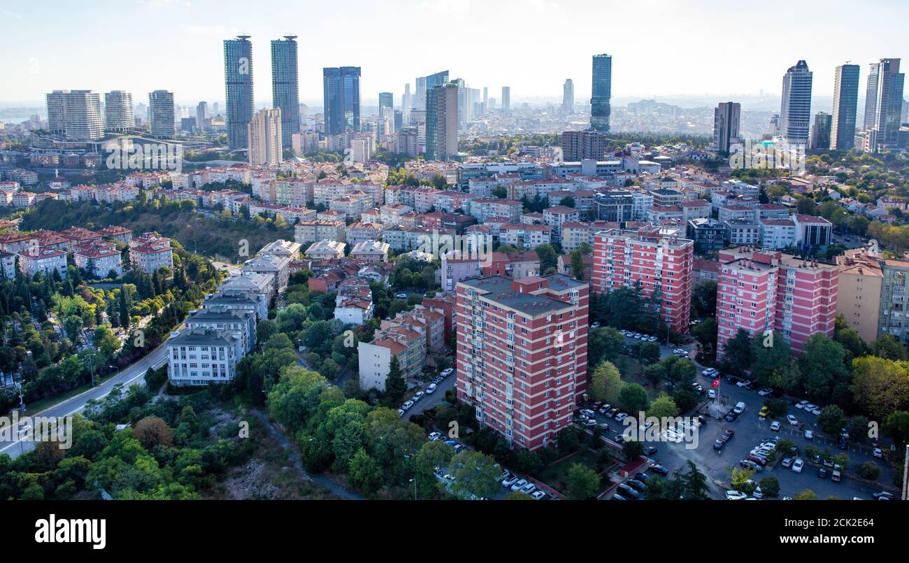 Panorama-Ansicht von Häusern und Geschäftszentren in der Region Nispetiye im Stadtteil Besiktas, Istanbul, Türkei. Stockfoto