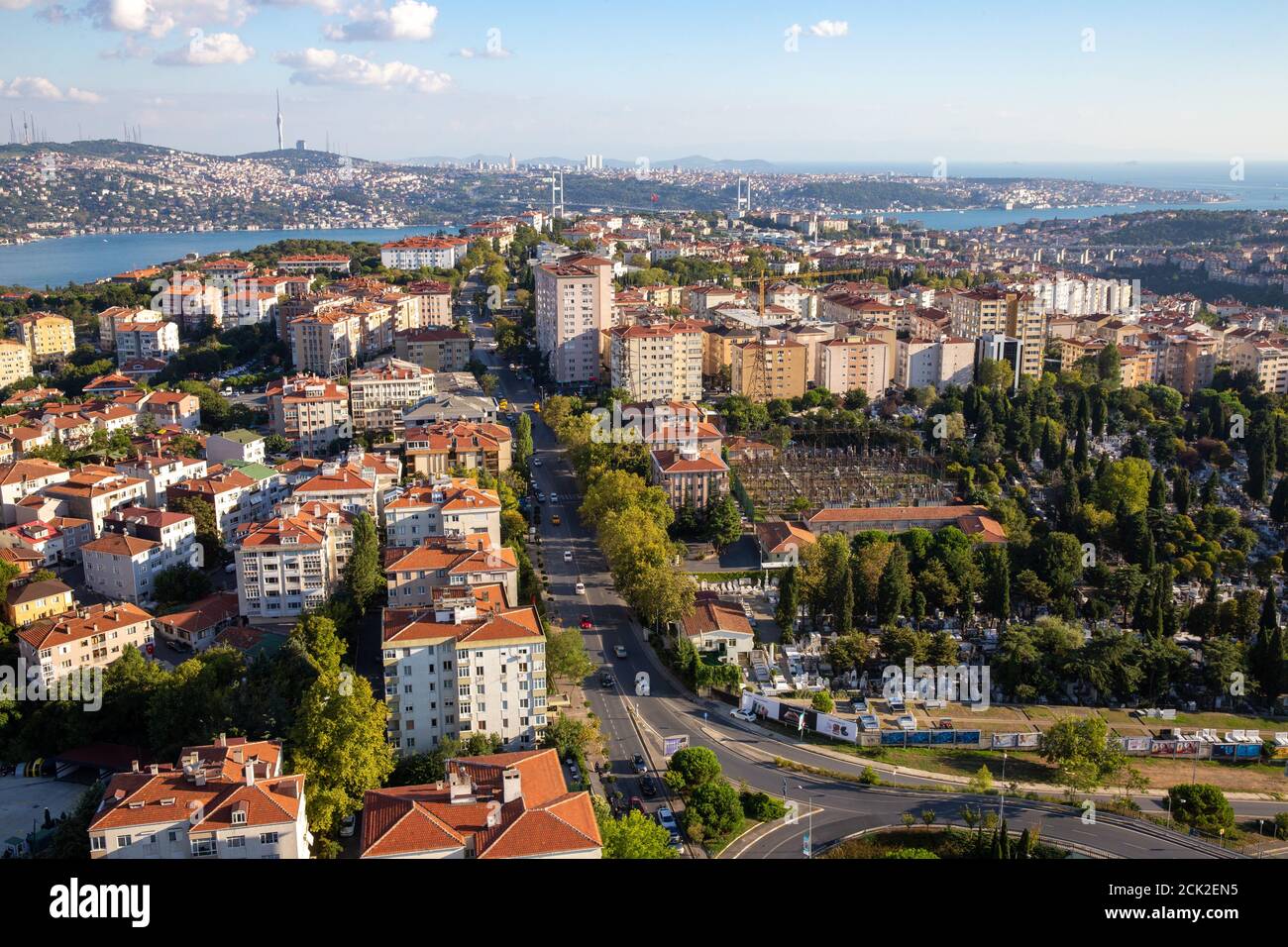 Hochwinkelansicht der Häuser in der Etiler-Region im Stadtteil Besiktas und der Bosporus-Brücke im Hintergrund, Istanbul, Türkei am 5. September 2020. Stockfoto