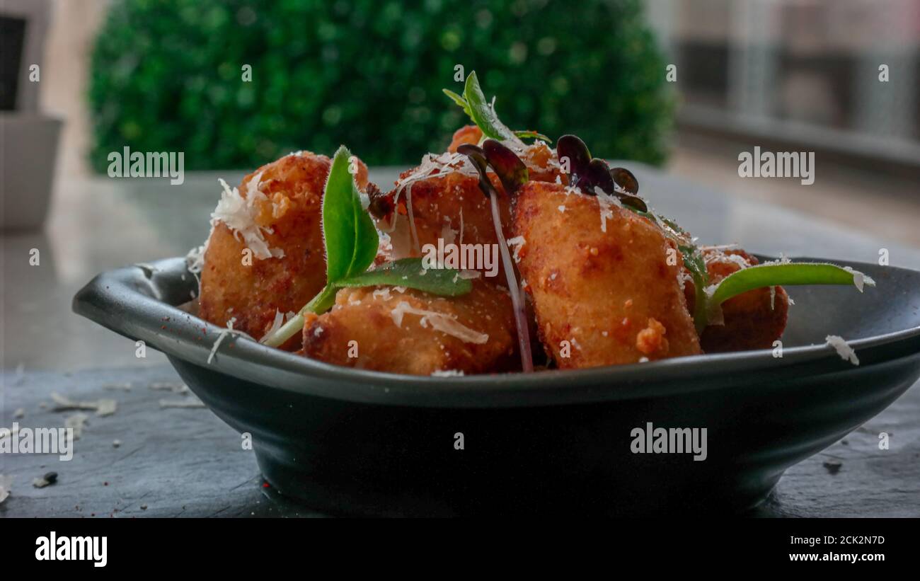 Köstliche frittierte Amuse Bouche Vorspeise - Gourmet-Essen zu teilen Stockfoto