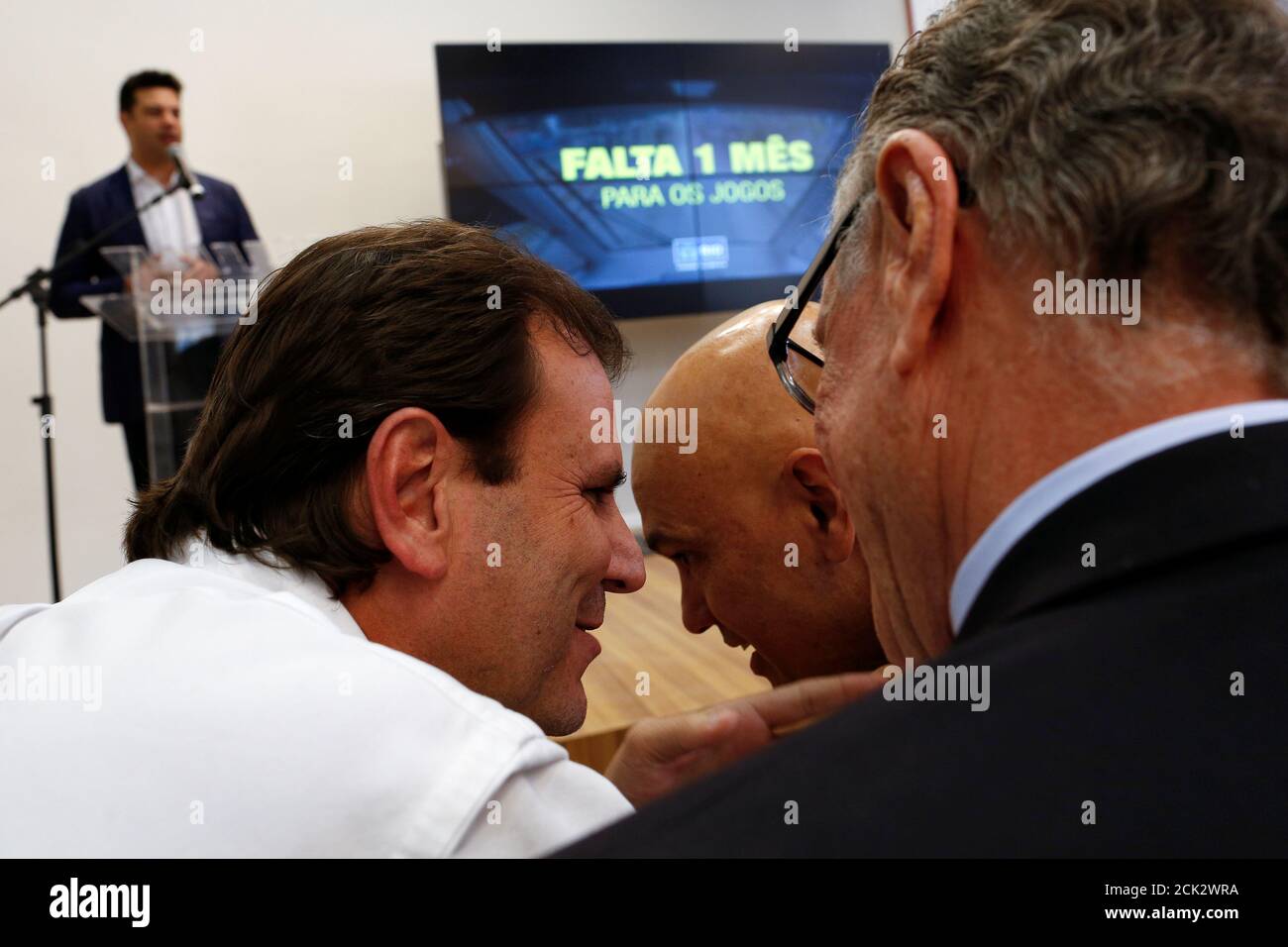 Rios Bürgermeister Eduardo Paes mit Brasiliens Justizminister Alexandre de Moraes spricht (2. R) wie Rio 2016 Olympischen Spiele Organising Committee Präsident Carlos Arthur Nuzman nach einer Pressekonferenz auf der Olympia-Stadt-Museum in Rio De Janeiro, Brasilien, 5. Juli 2016 blickt auf. REUTERS/Bruno Kelly Stockfoto