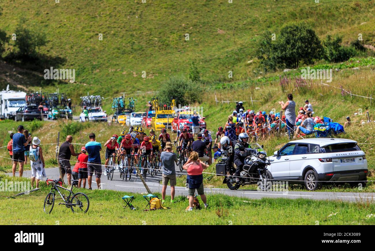 Col de la Madeleine, Frankreich - 24. August 2020: Das Hauptfeld klettert die Straße zum Col de la Madeleine während der 3. Etappe des Criterium du Dauphine 2020 Stockfoto