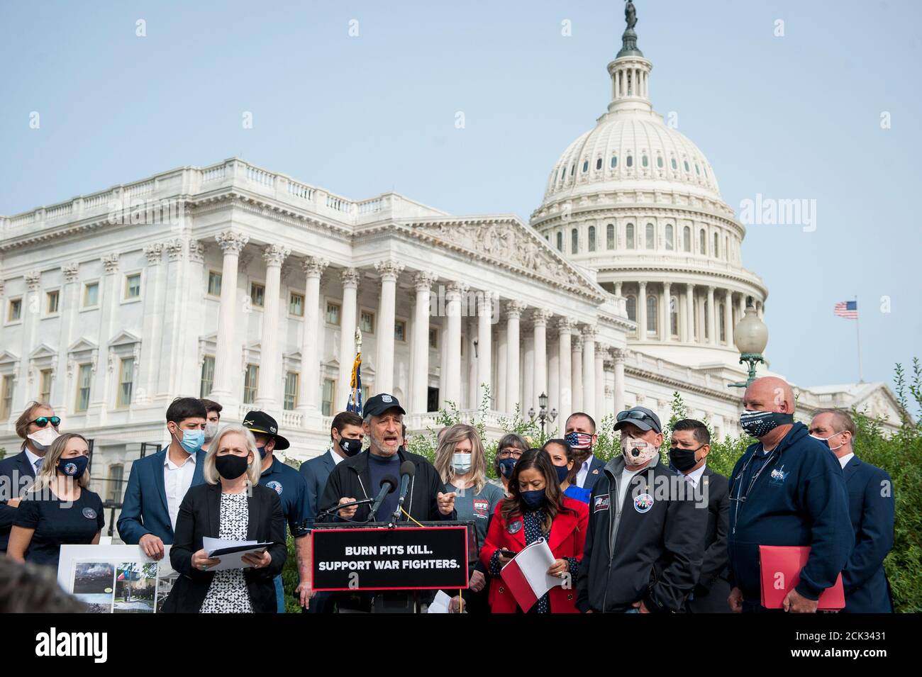 Comedian Jon Stewart, bietet Bemerkungen während einer Pressekonferenz in Bezug auf die Gesetzgebung, um Veteranen zu unterstützen, die Brenngruben ausgesetzt sind, außerhalb des US-Kapitols in Washington, DC., Dienstag, 15. September 2020. Kredit: Rod Lampey/CNP Verwendung weltweit Stockfoto