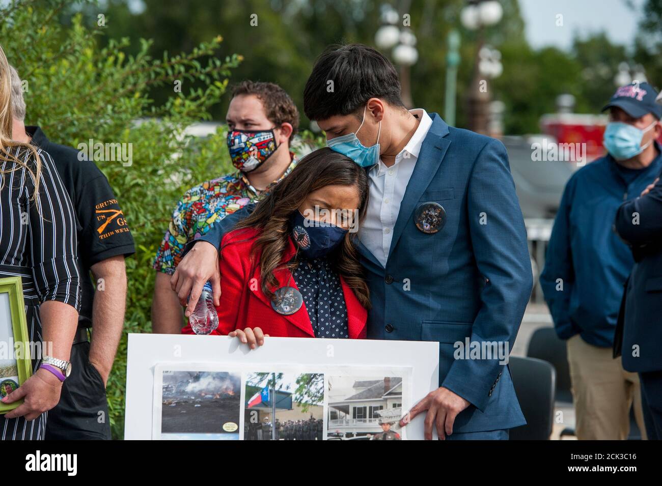 Rosie Torres, deren Ehemann Army Capt. (Pensioniert) LeRoy Torres, an Komplikationen durch die Exposition zu Brenngruben starb, wird von ihrem Sohn Christopher Torres getröstet, während einer Pressekonferenz in Bezug auf die Gesetzgebung zur Unterstützung von Veteranen ausgesetzt Brenngruben, außerhalb des US-Kapitols in Washington, DC., Dienstag, 15. September 2020. Kredit: Rod Lampey/CNP /MediaPunch Stockfoto