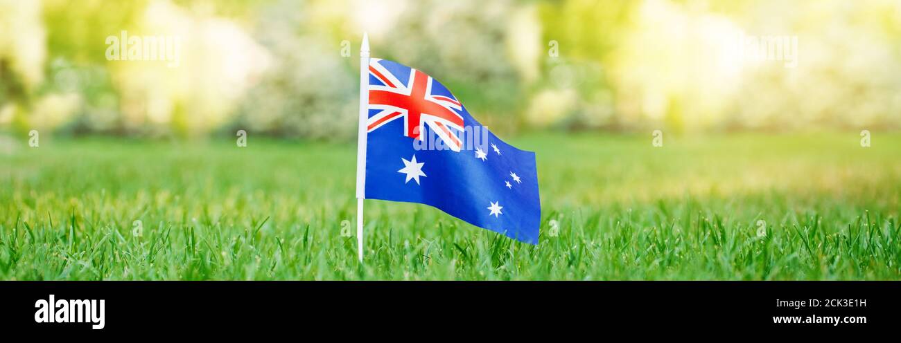 Australische Flagge auf grünem Gras. Australien Tag nationalen Feiertagsfeier. Natur Land Staatsbürgerschaft Hintergrund im Freien. Webbanner-Header. Stockfoto