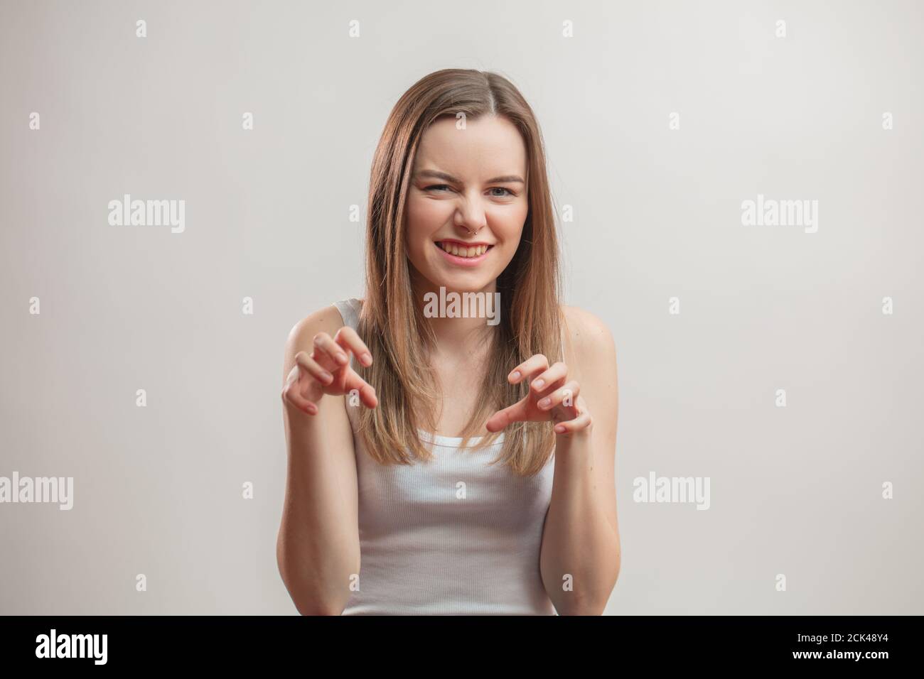 Nahaufnahme Porträt von lustigen gut aussehende Frau vortäuscht eine agressive catisolated auf dem weißen Hintergrund. Spiel mit Kind spielen. Erschrecken, erschrecken ein Chi Stockfoto