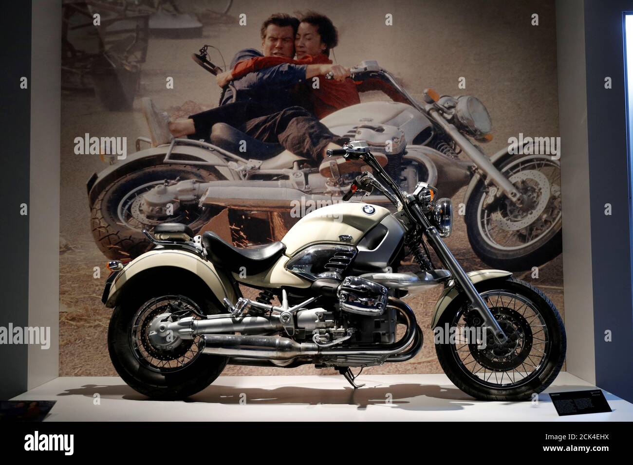 Ein BMW-Motorrad aus dem James Bond-Film "Tomorrow Never Dies" wird während  einer Pressepräsentation der Ausstellung "The Designing 007: Fifty Years of  Bond Style" in der Grande Halle de la Villette in Paris,