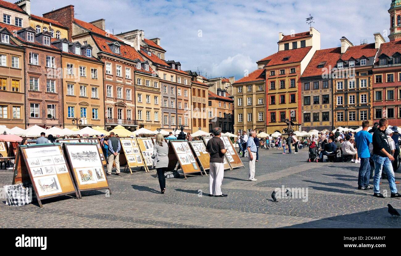 Die Warschauer Altstadt ist voll von Kunst und Künstlern, die ihre Werke mit den restaurierten Gebäuden im späten Renaissance-Stil rund um den Platz darstellten. Stockfoto