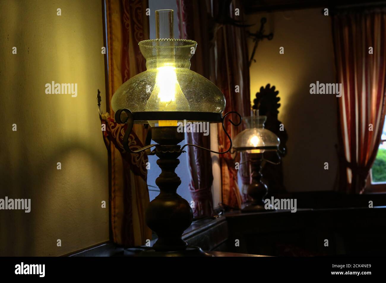 Schöne Vintage Tischlampe steht in einem Raum Stockfoto