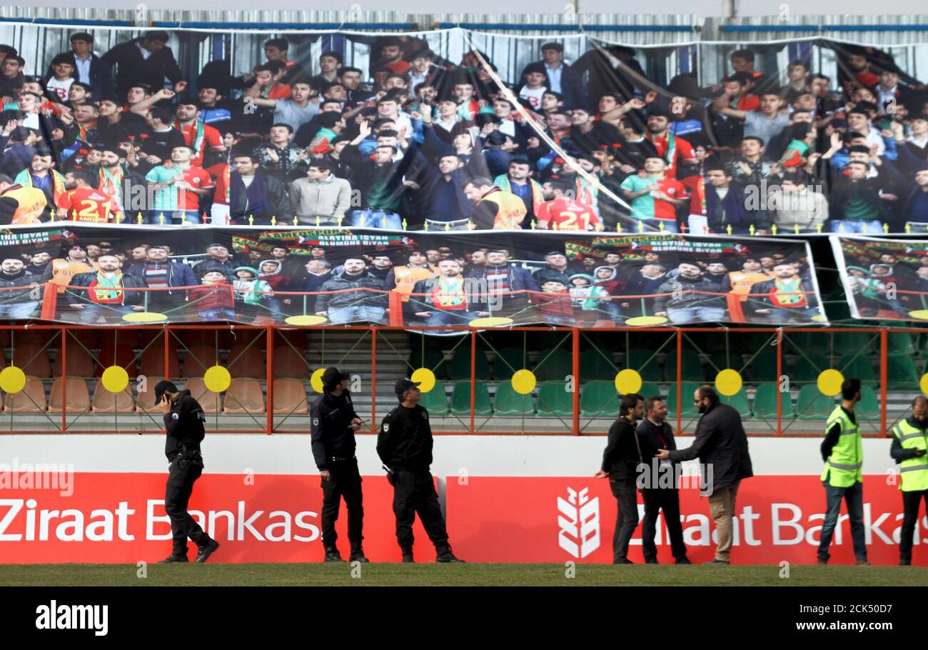 Die türkische Bereitschaftspolizei steht vor der Ekty Tribüne des  Seyrantepe DISKI Stadions vor dem Finale des türkischen Pokalquartals im  ersten Fußballer zwischen Amedspor und Fenerbahce in der kurdisch  dominierten südöstlichen Stadt Diyarbakir,