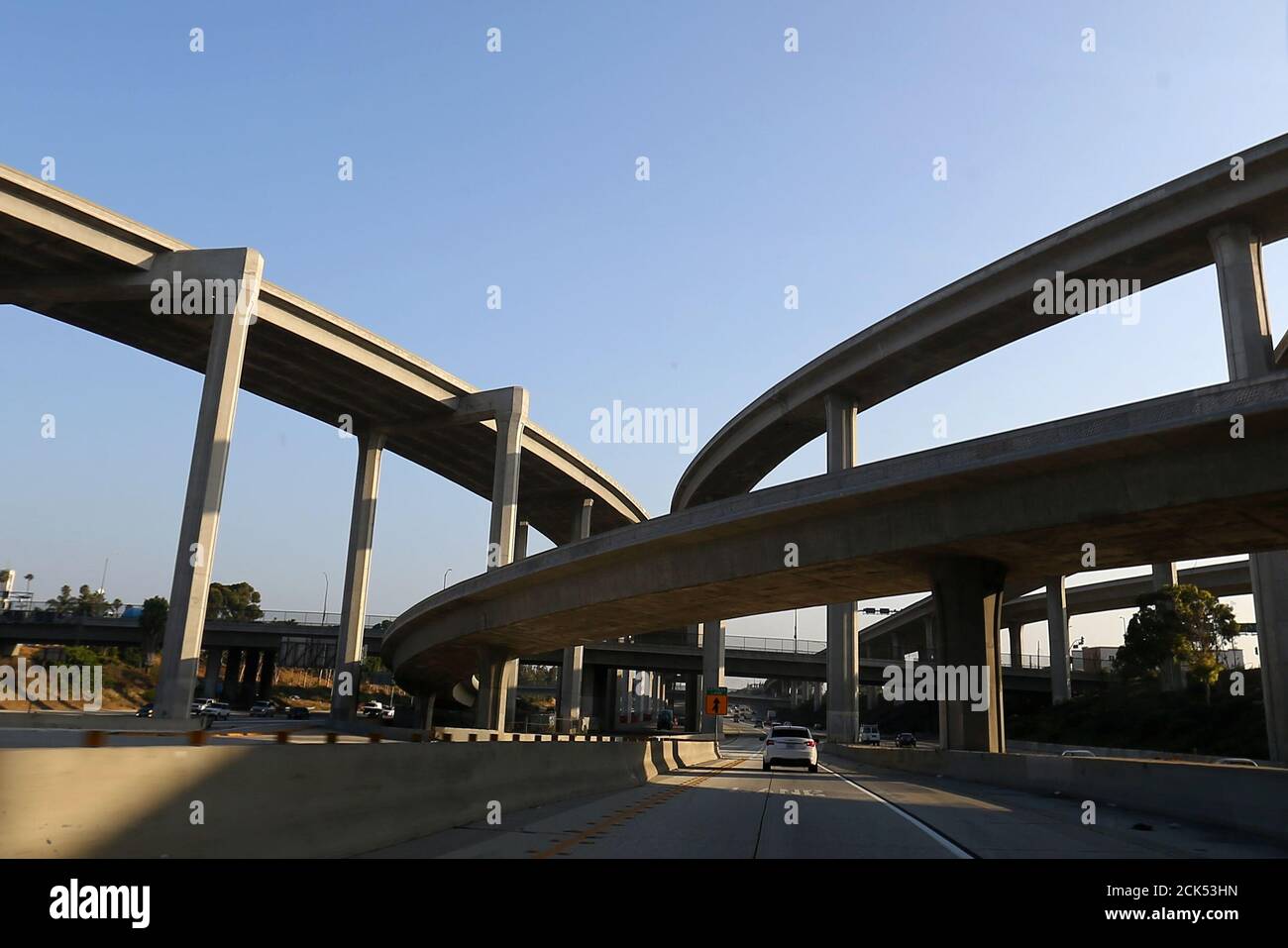 Ein Auto fährt in einer Fahrbahn entlang des Autobahnsystems nach Los Angeles, Kalifornien, USA 10. August 2017. REUTERS/Mike Blake Stockfoto