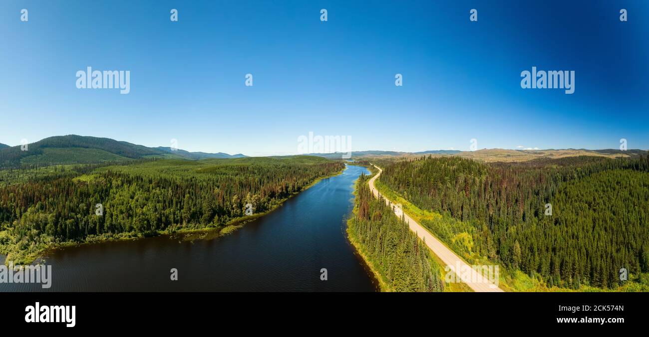 Malerische Panoramaaussicht auf den See der Curvy Road in der kanadischen Natur Stockfoto