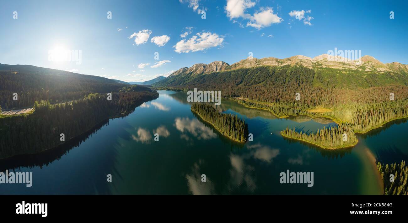 Wunderschön, Serene Panoramic Mountain und Island Lake View Stockfoto