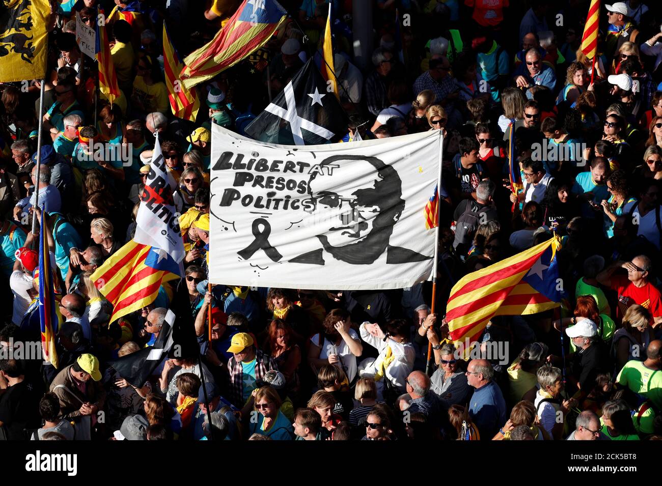 Katalanische Demonstranten, die sich für die Unabhängigkeit einsetzen, halten ein Transparent mit der Aufschrift "Freiheit für politische Gefangene" während eines Protestes zur Freilassung inhaftierter Separatistenführer in Barcelona, Spanien, am 26. Oktober 2019. REUTERS/Albert Gea Stockfoto