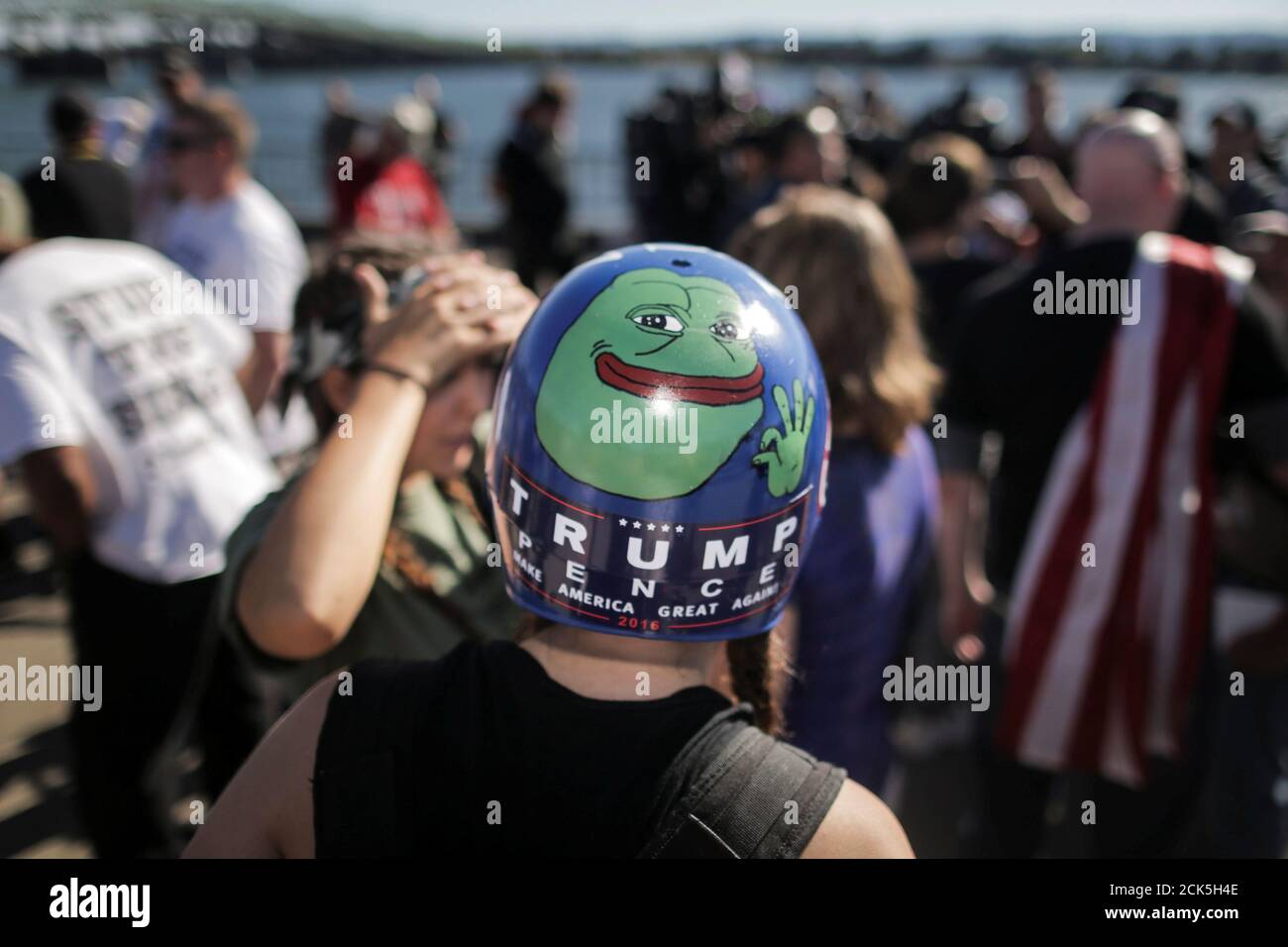 Jaeda Ferrel aus Seattle trägt einen Helm, der mit einem Bild von Pepe, dem Frosch, den sie von Hand gemalt hat, geschmückt ist, und einen Trump/Pence-Aufkleber bei einer Kundgebung, die von der rechten Gruppe Patriot Prayer in Vancouver, Washington, USA organisiert wurde, 10. September 2017. REUTERS/Elijah Nouvelage Stockfoto