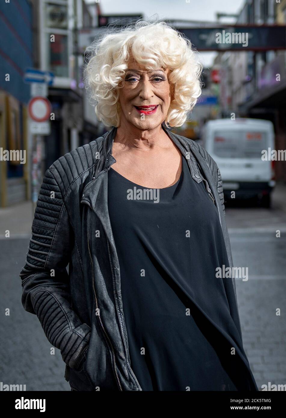 Hamburg, Deutschland. September 2020. Lilo Wanders, Travestie-Künstlerin, steht auf der Großen Freiheit im Hamburger Stadtteil St. Pauli. Wanders feiert am 22. September 2020 seinen 65. Geburtstag. Quelle: Axel Heimken/dpa/Alamy Live News Stockfoto