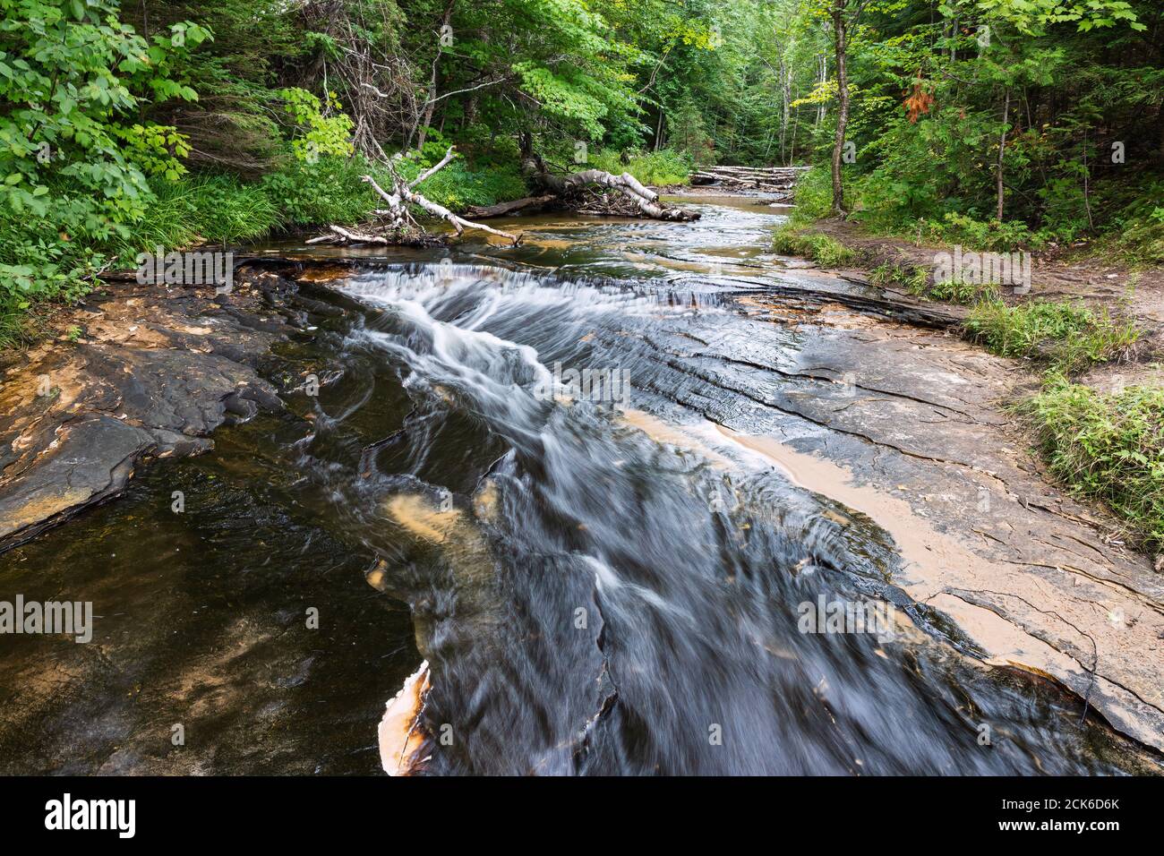 Wasserfall am Chapel Beach im Pictured Rocks National Lakeshore in Michigan, USA Stockfoto