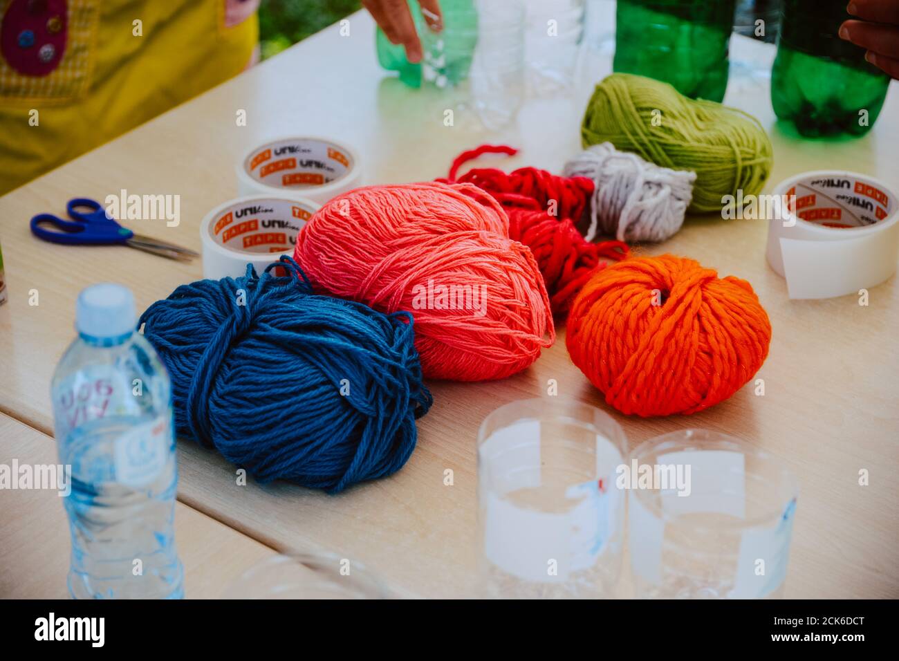 Bunte Strickfäden auf dem Tisch Stockfoto
