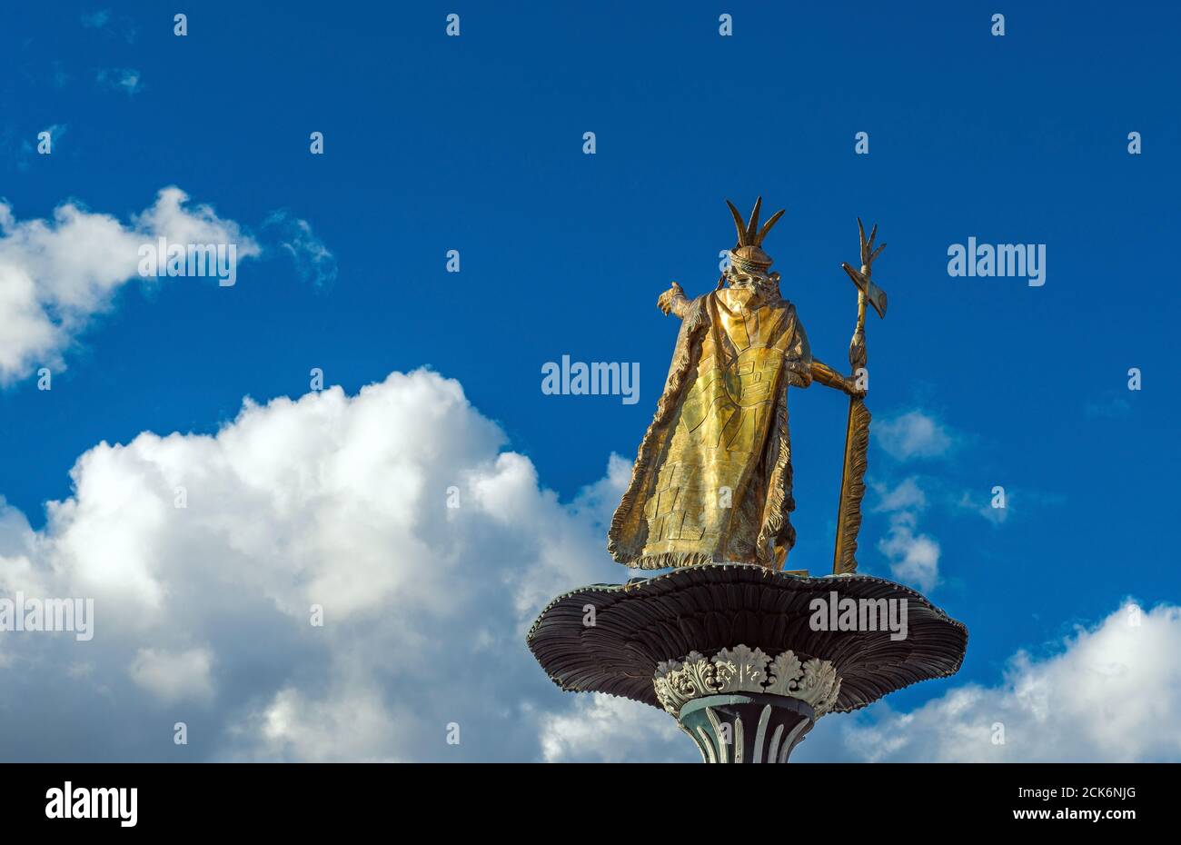 Die Statue des neunten Inka-Kaisers Pachacuti mit Kopieplatz, Plaza de Armas Hauptplatz, Cusco, Peru. Stockfoto