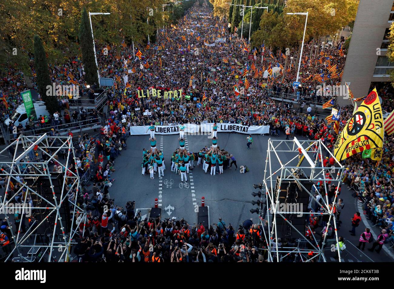Menschen bilden Menschentürme, während katalanische Demonstranten, die sich für die Unabhängigkeit einsetzen, an einem Protest zur Freilassung inhaftierten separatistischen Führern in Barcelona, Spanien, am 26. Oktober 2019 teilnehmen. Banner mit der Aufschrift „Freiheit“. REUTERS/Albert Gea Stockfoto