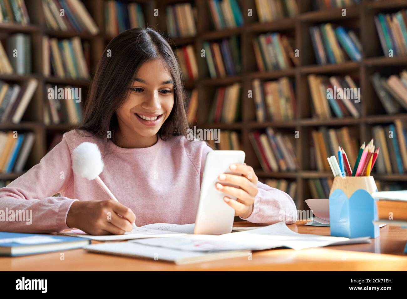 Indische Schule Mädchen halten Telefon Distanz lernen mit mobilen Anwendung. Stockfoto