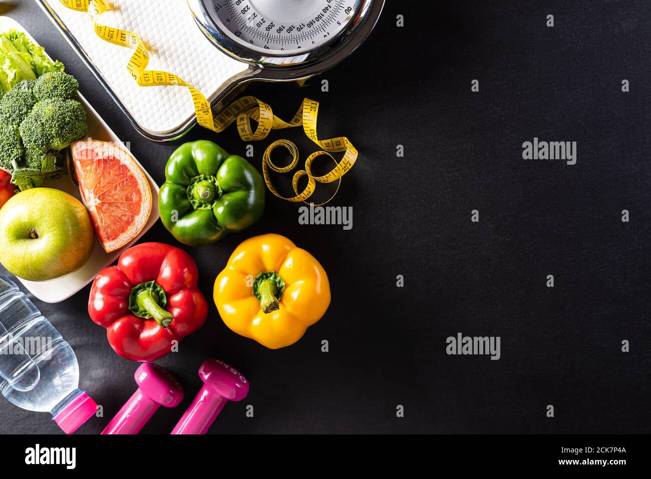 Weltgesundheitstag, Gesundheitswesen und medizinisches Konzept. Gesunde Lebensmittel, einschließlich frisches Obst, Gemüse, Waage, Sportschuhe, Hanteln und messen ta Stockfoto
