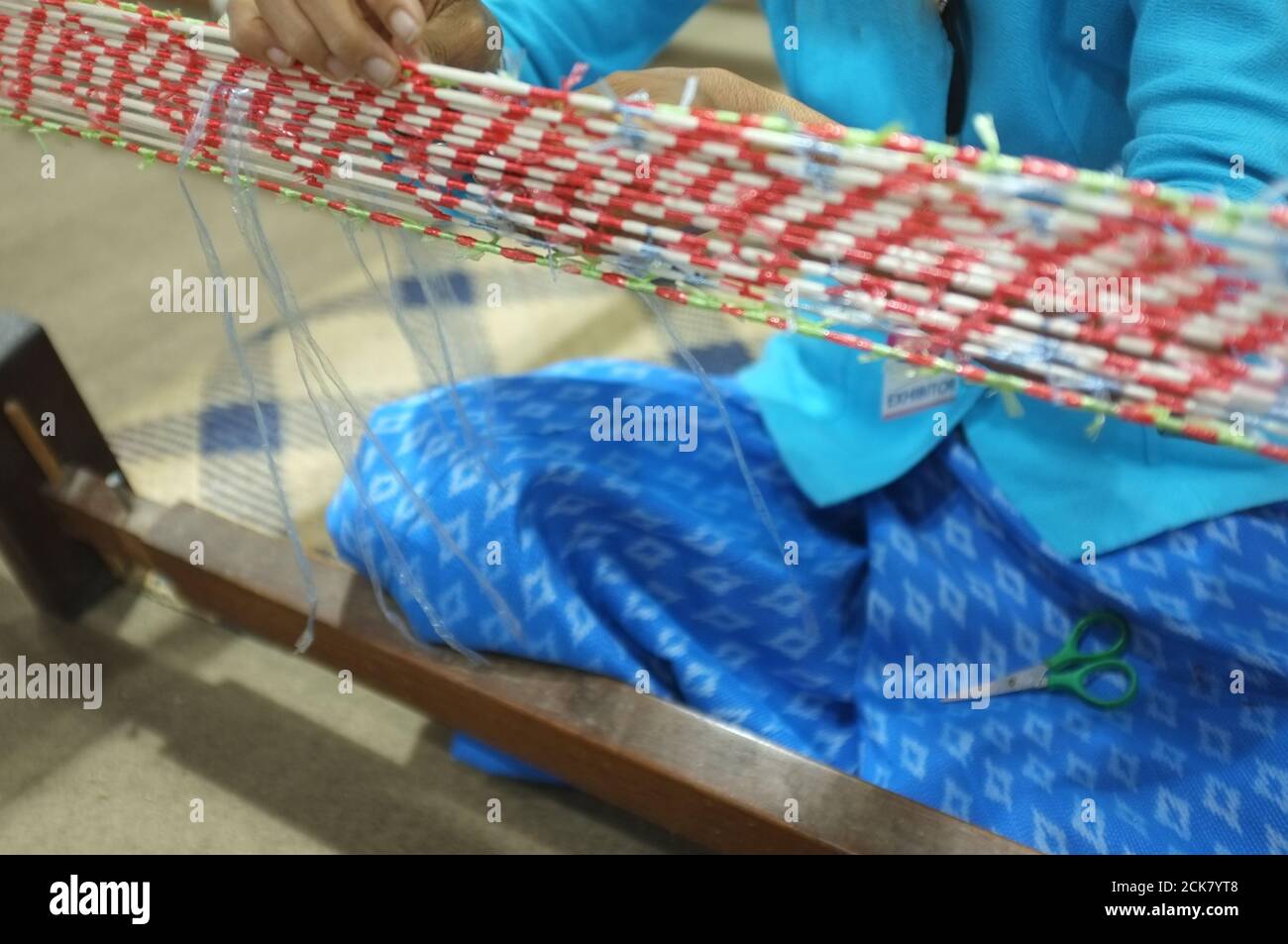 Frau nehmen Krawatten aus Mudmee Brett Weaving. Mudmee ist ein Muster aus Stoff. Durch die Verwendung von wasserdichtem Material, um die Baumwollfäden in die gewünschte zu binden Stockfoto
