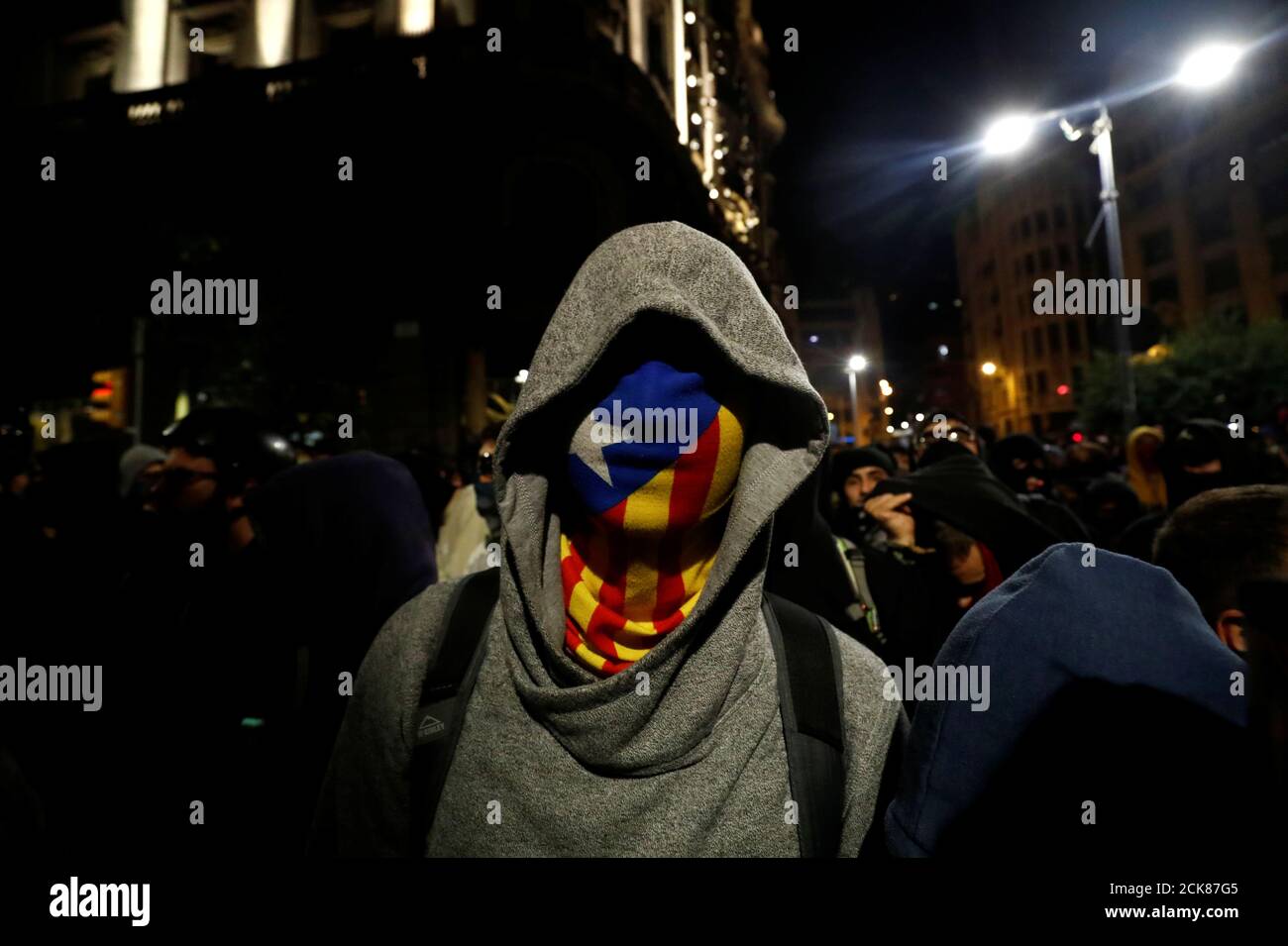Ein maskierter katalanischer Unabhängigkeitsdemonstor nimmt an einem Protest gegen Polizeiaktionen vor dem Nationalen Polizeipräsidium in Barcelona, Spanien, am 26. Oktober 2019 Teil. REUTERS/Sergio Perez Stockfoto