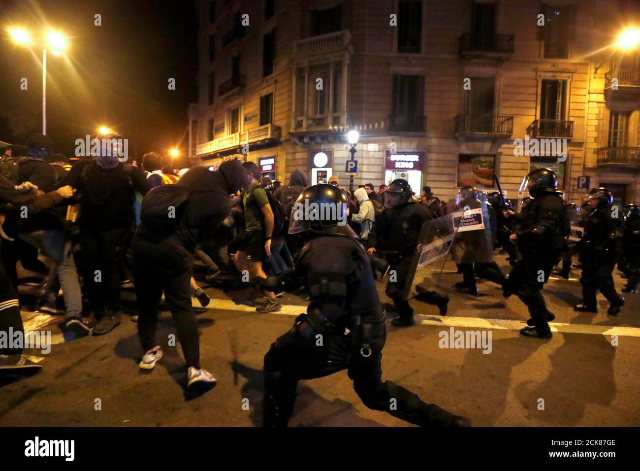 Katalanische Demonstranten für die Unabhängigkeit und die Bereitschaftspolizei treffen während eines Protestes gegen Polizeiaktionen in Barcelona, Spanien, am 26. Oktober 2019 aufeinander. REUTERS/Sergio Perez Stockfoto