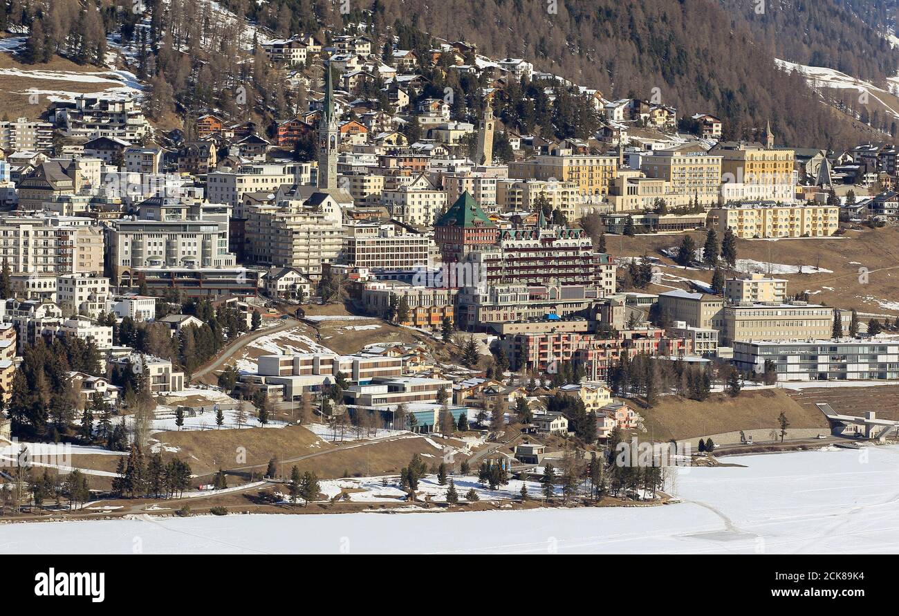 Eine Luftaufnahme zeigt das Stadtzentrum der Schweizer Kurort St. Moritz  11. März 2012. Schweizer Volk stimmte am Sonntag für eine Initiative der  Stiftung für Umwelt, legen Sie eine maximale Quote von 20