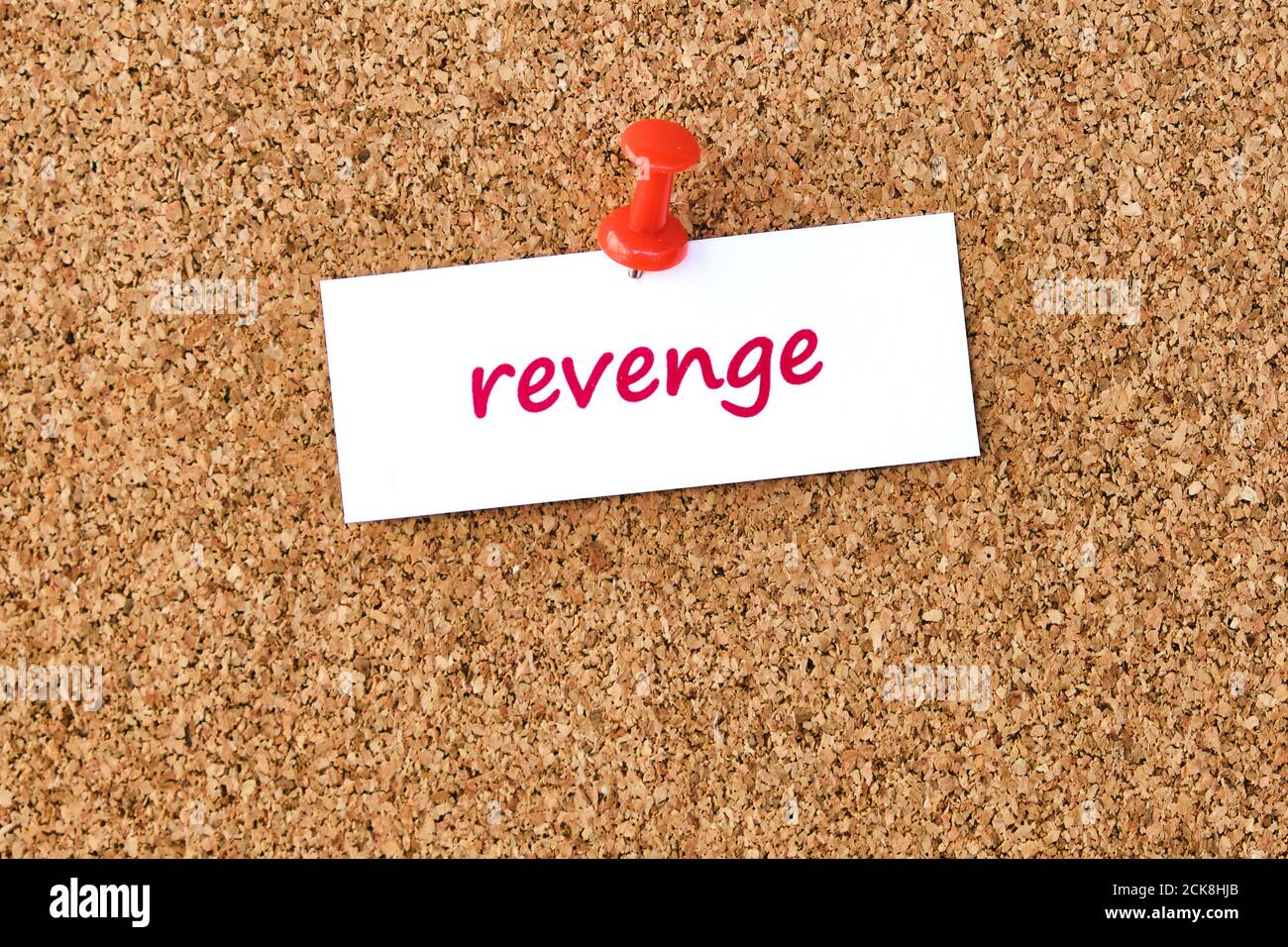 Rache. Wort auf einem Stück Papier oder Notiz geschrieben, Korkbrett Hintergrund. Stockfoto