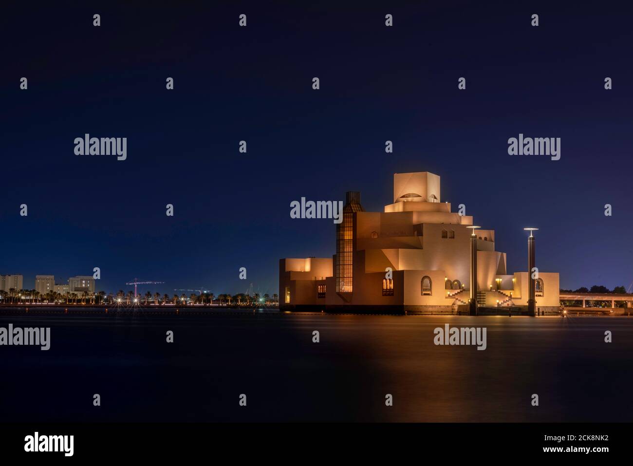 Doha, Katar - 26. August 2020: Nachtaufnahme von Doha, Katar Architektur Wahrzeichen, Museum für Islamische Kunst auf Nacht Skyline Hintergrund gesetzt Stockfoto