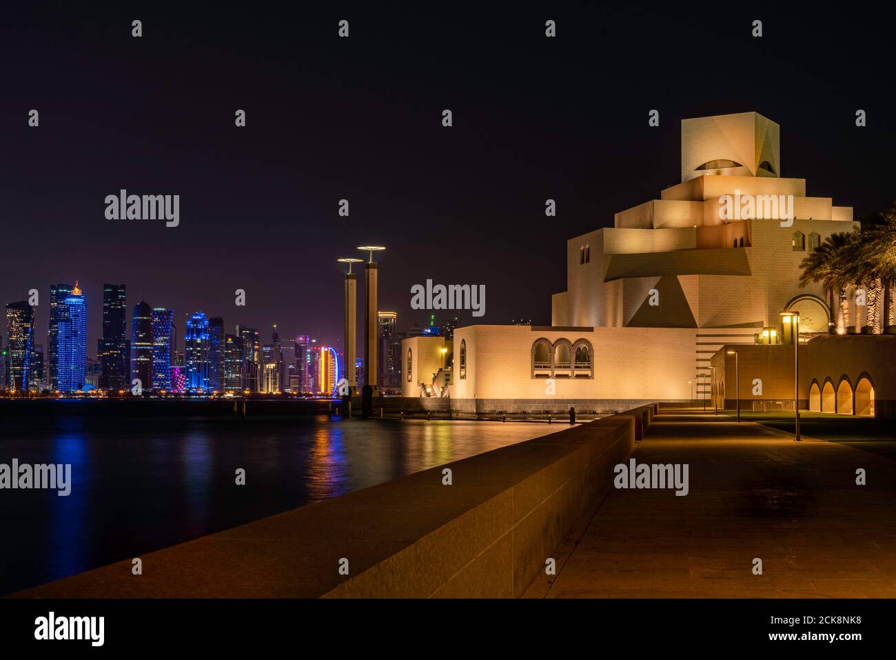 Doha, Katar - 26. August 2020: Museum für Islamische Kunst Gebäude in Doha, Katar, mit Nacht Skyline Hintergrund und Bay Water Reflexion Stockfoto