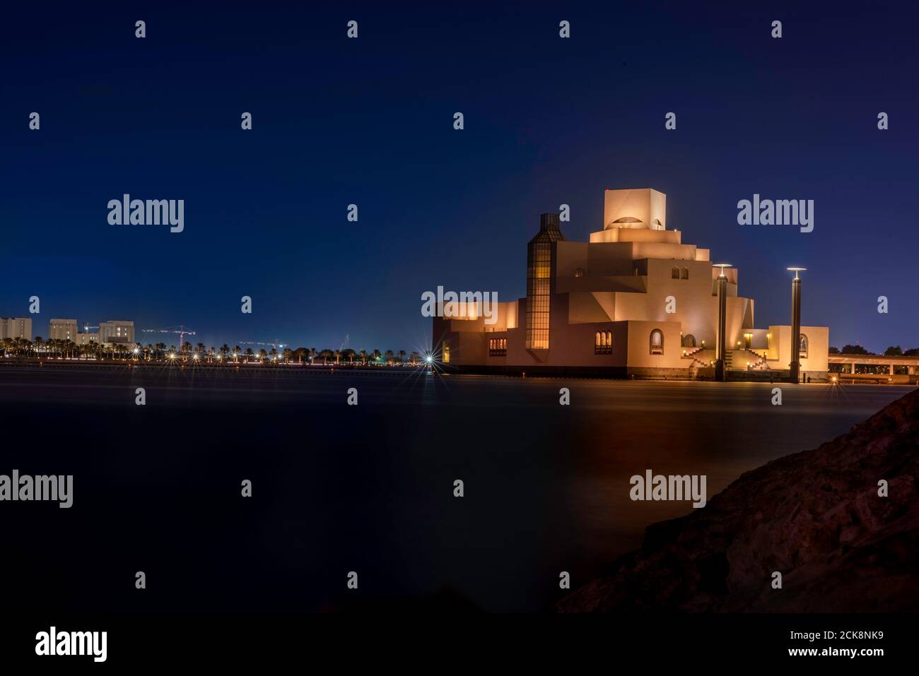 Doha, Katar - 26. August 2020: Moderne arabische Architektur des Museums für Islamische Kunst in Doha, Katar, mit nächtlicher Skyline im Hintergrund Stockfoto
