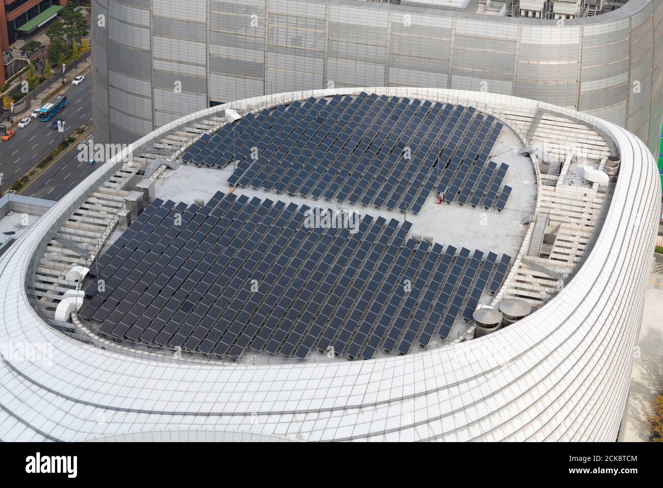 Sonnenkollektoren auf dem Dach des Wolkenkratzers Stockfoto
