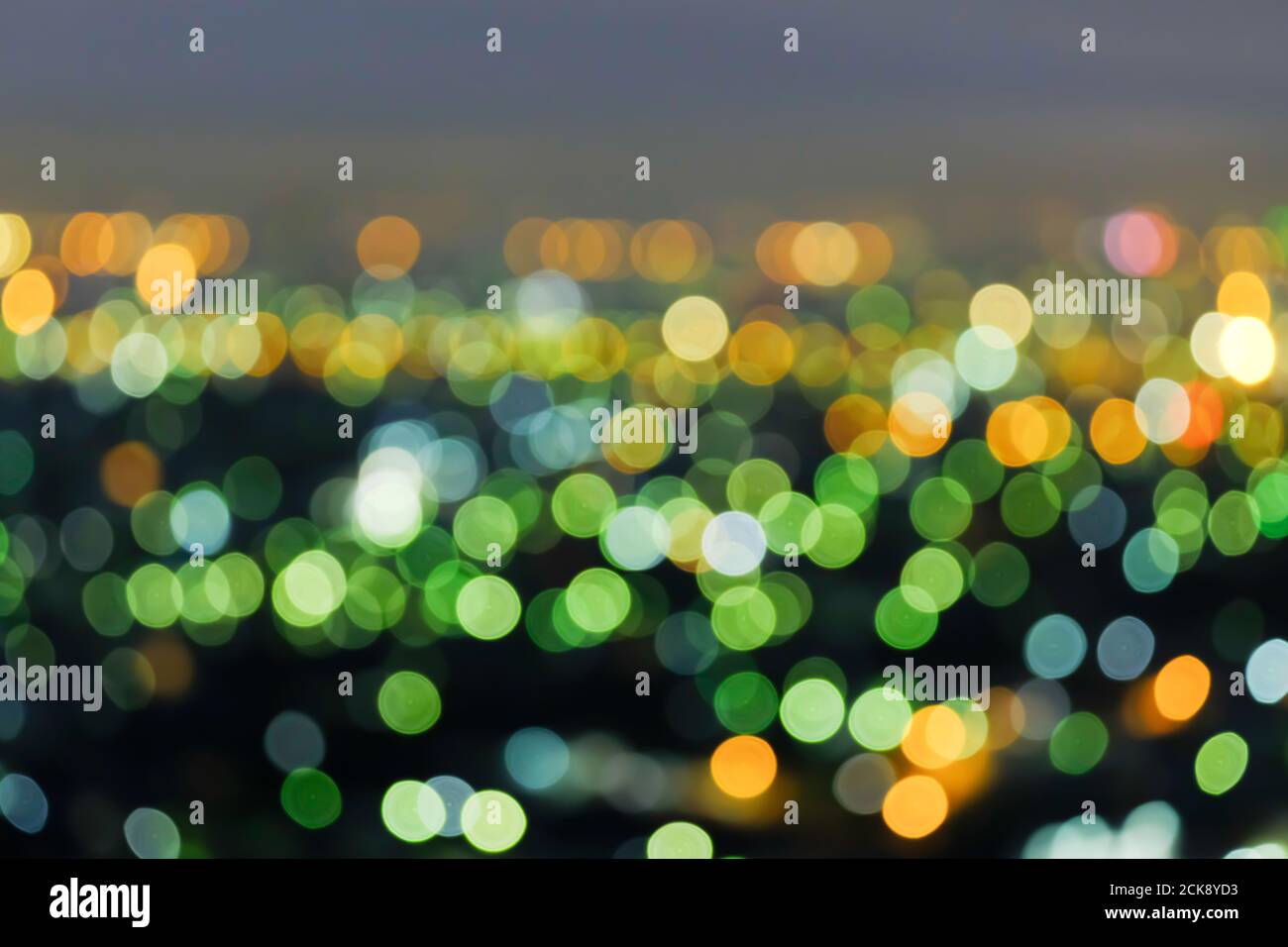 Defokussieren Sie das Stadtbild bei Dämmerung, hellen und bunten unscharfen Hintergrund mit Bokeh Kreis runden Lichter, abstraktes Bokeh für kreative Hintergrund. Stockfoto