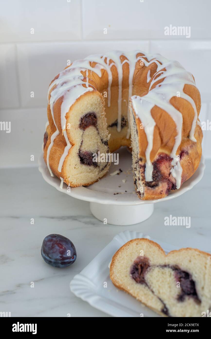 mohn Pflaume Gugelhupf Kuchen Stockfoto