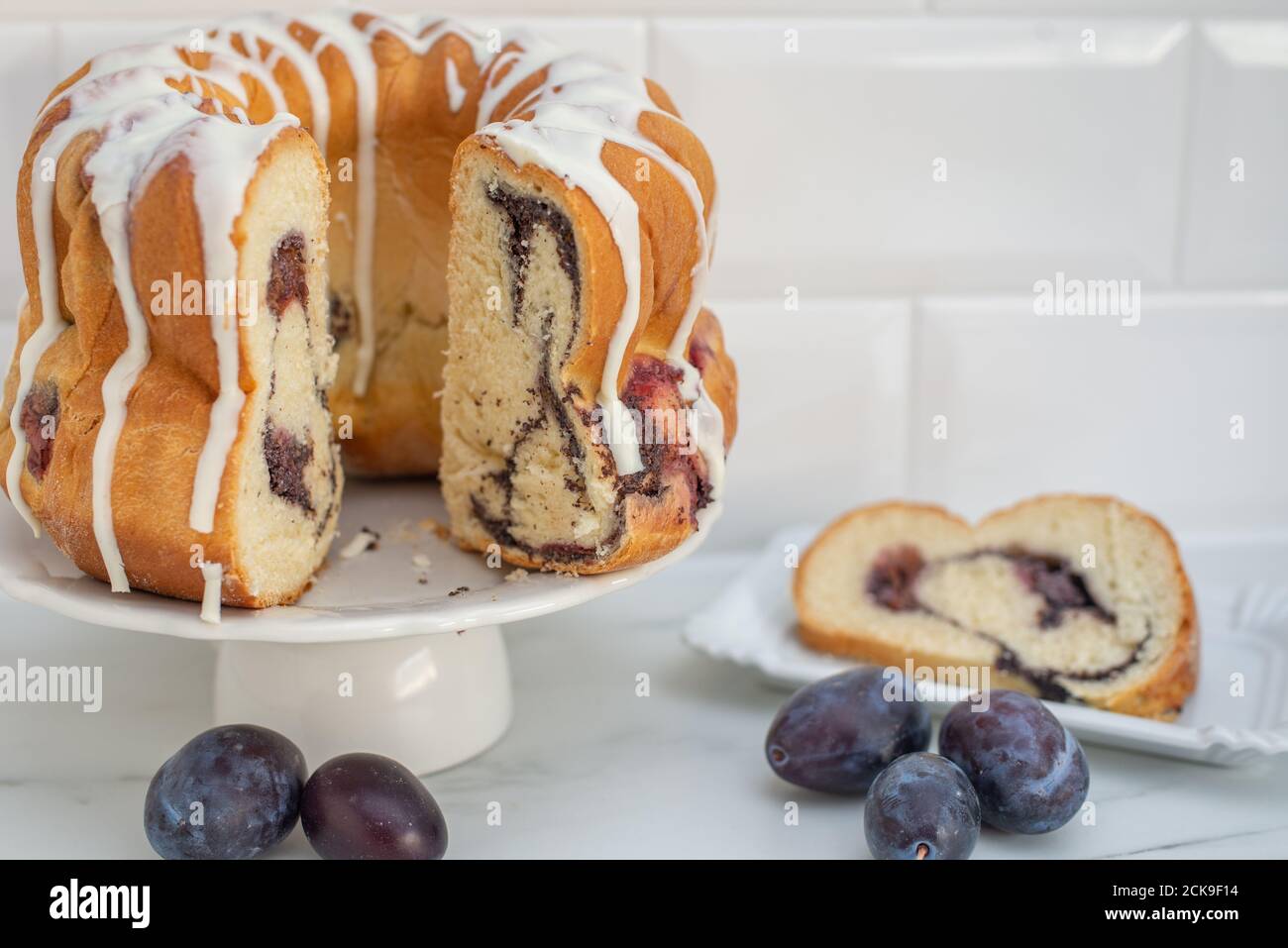 mohn Pflaume Gugelhupf Kuchen Stockfoto