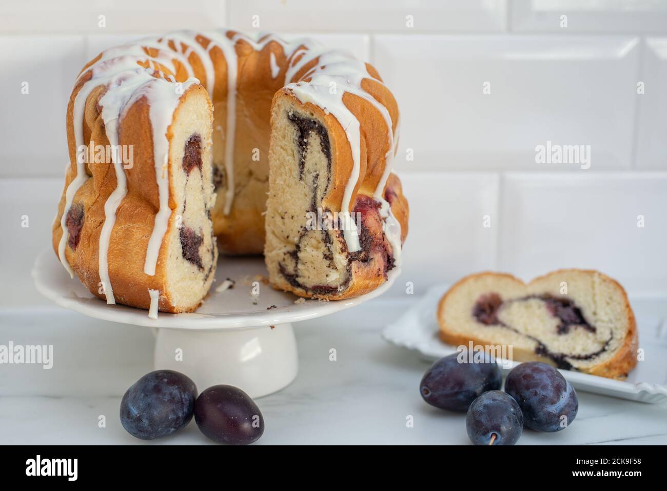 mohn Pflaume Gugelhupf Kuchen Stockfoto