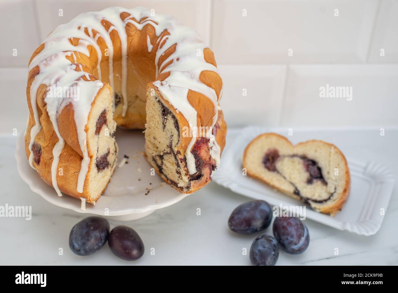 mohn Pflaume Gugelhupf Kuchen Stockfoto