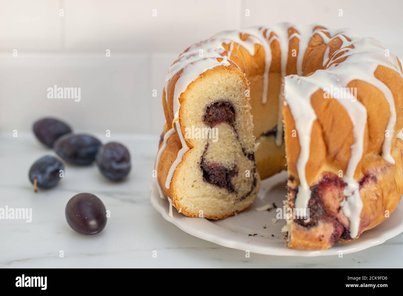 mohn Pflaume Gugelhupf Kuchen Stockfoto