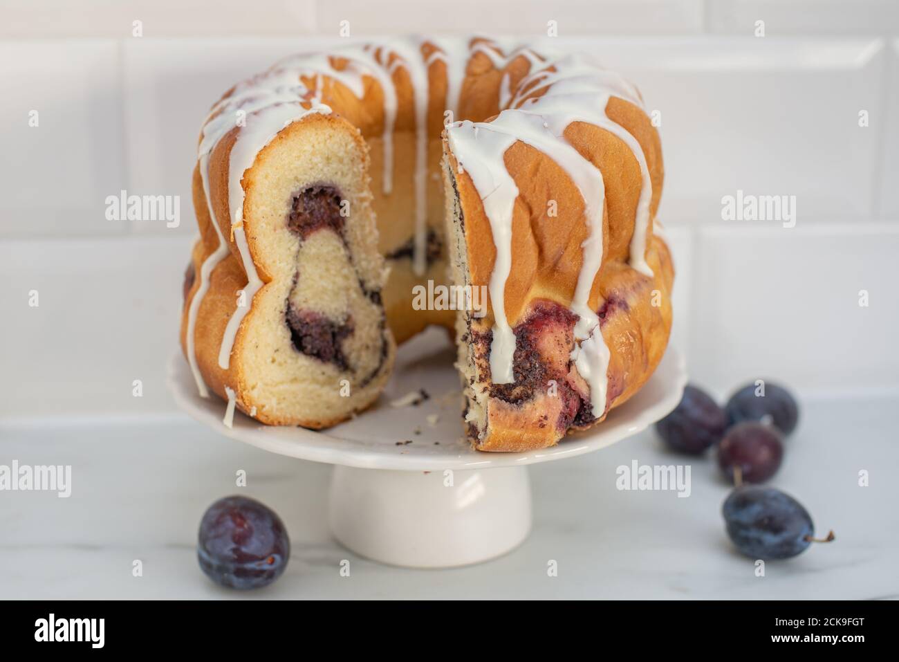 mohn Pflaume Gugelhupf Kuchen Stockfoto