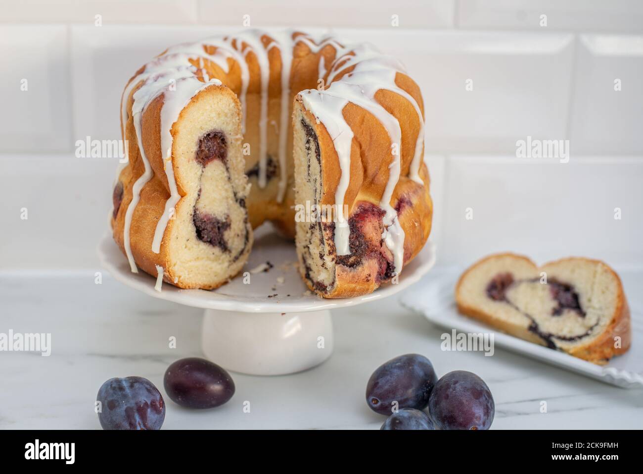mohn Pflaume Gugelhupf Kuchen Stockfoto