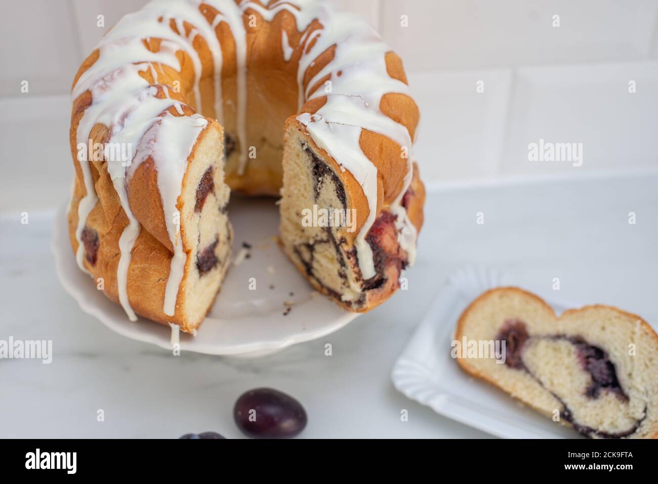 mohn Pflaume Gugelhupf Kuchen Stockfoto