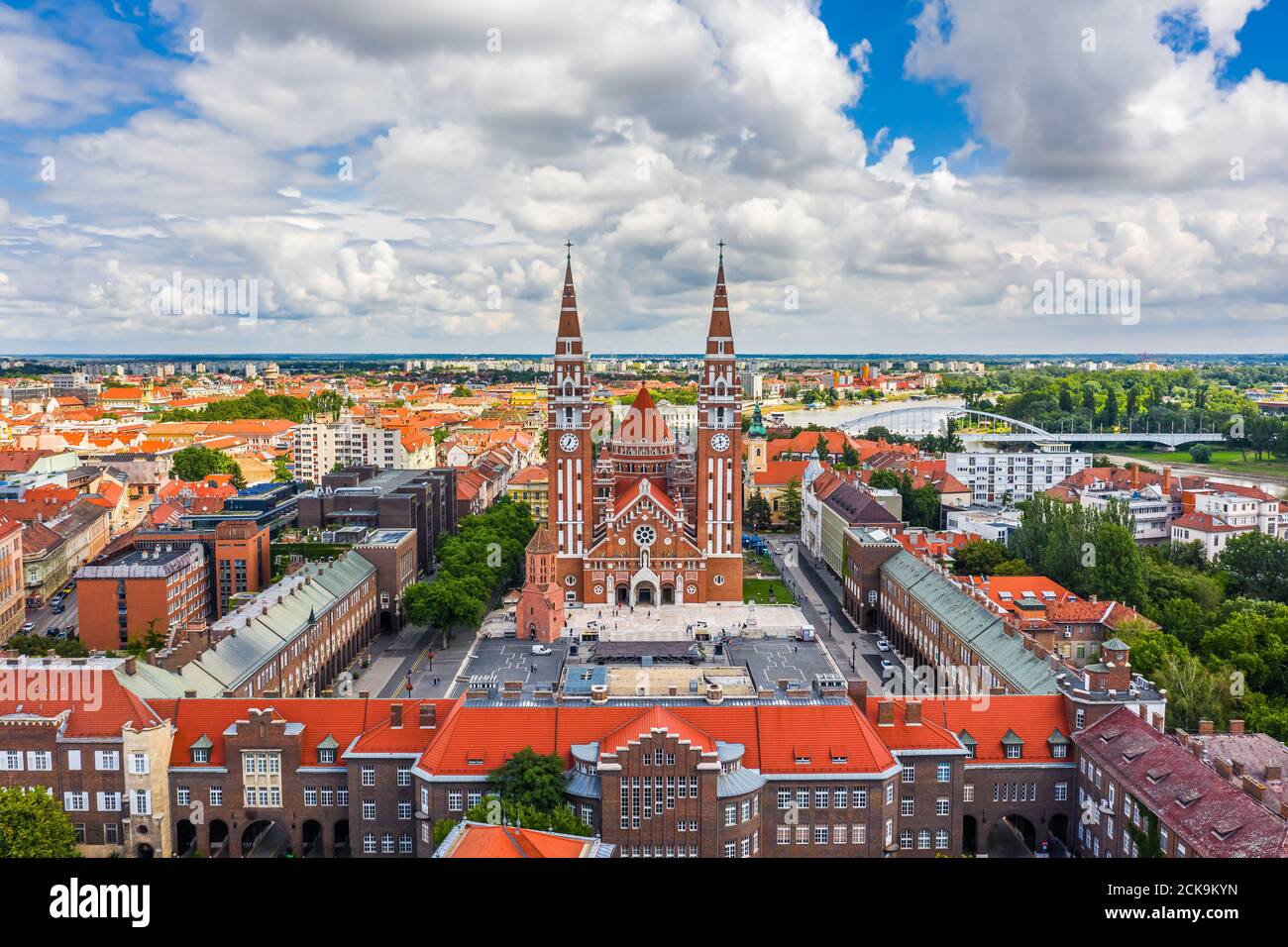 Szeged, Ungarn - Luftpanorama der Votivkirche und der Kathedrale unserer Lieben Frau von Ungarn (Szeged Dom) an einem sonnigen Sommertag mit der Innenstadt B Stockfoto